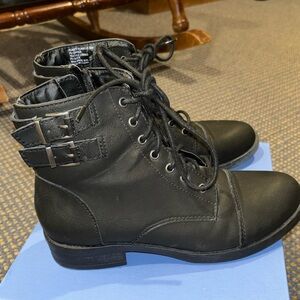 SIZE 8 black boots, great condition